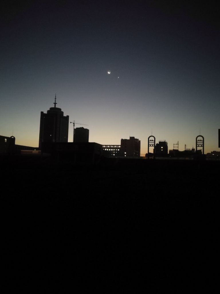 话说冬季就是这样不好,黑天早,天亮迟.但凡我们_红豆【悦动圈】